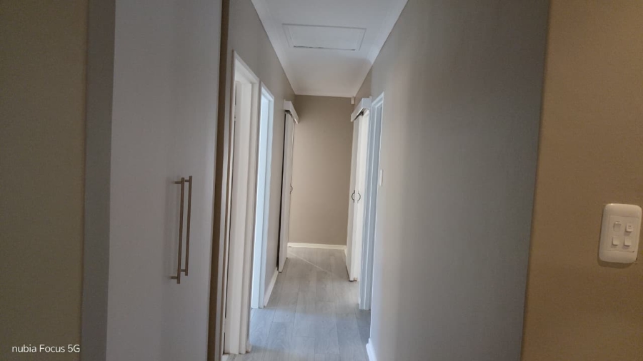 To Let 4 Bedroom Property for Rent in Wavecrest Eastern Cape